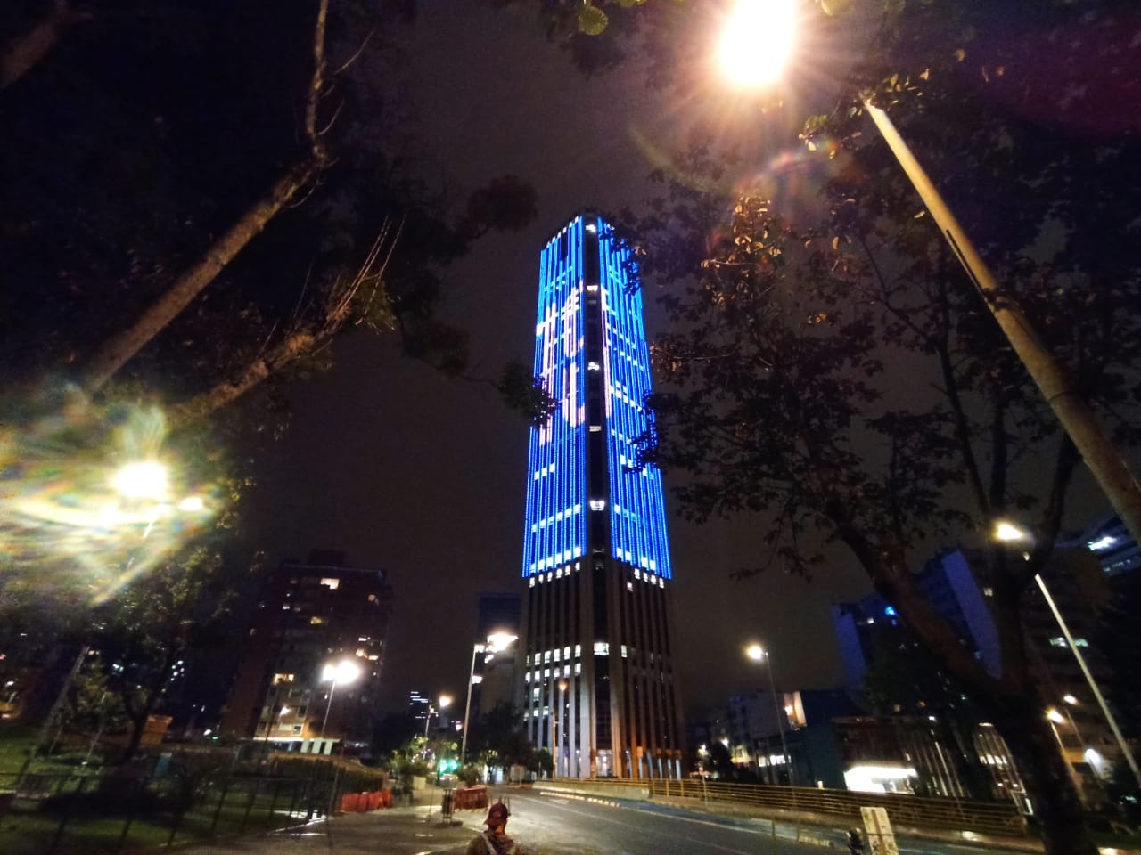 La Torre Colpatria se vistió de azul