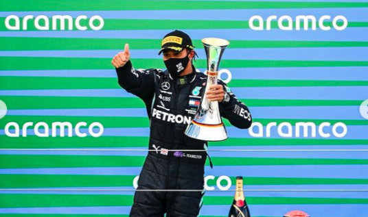 Lewis Hamilton renueva y va por récord mundial