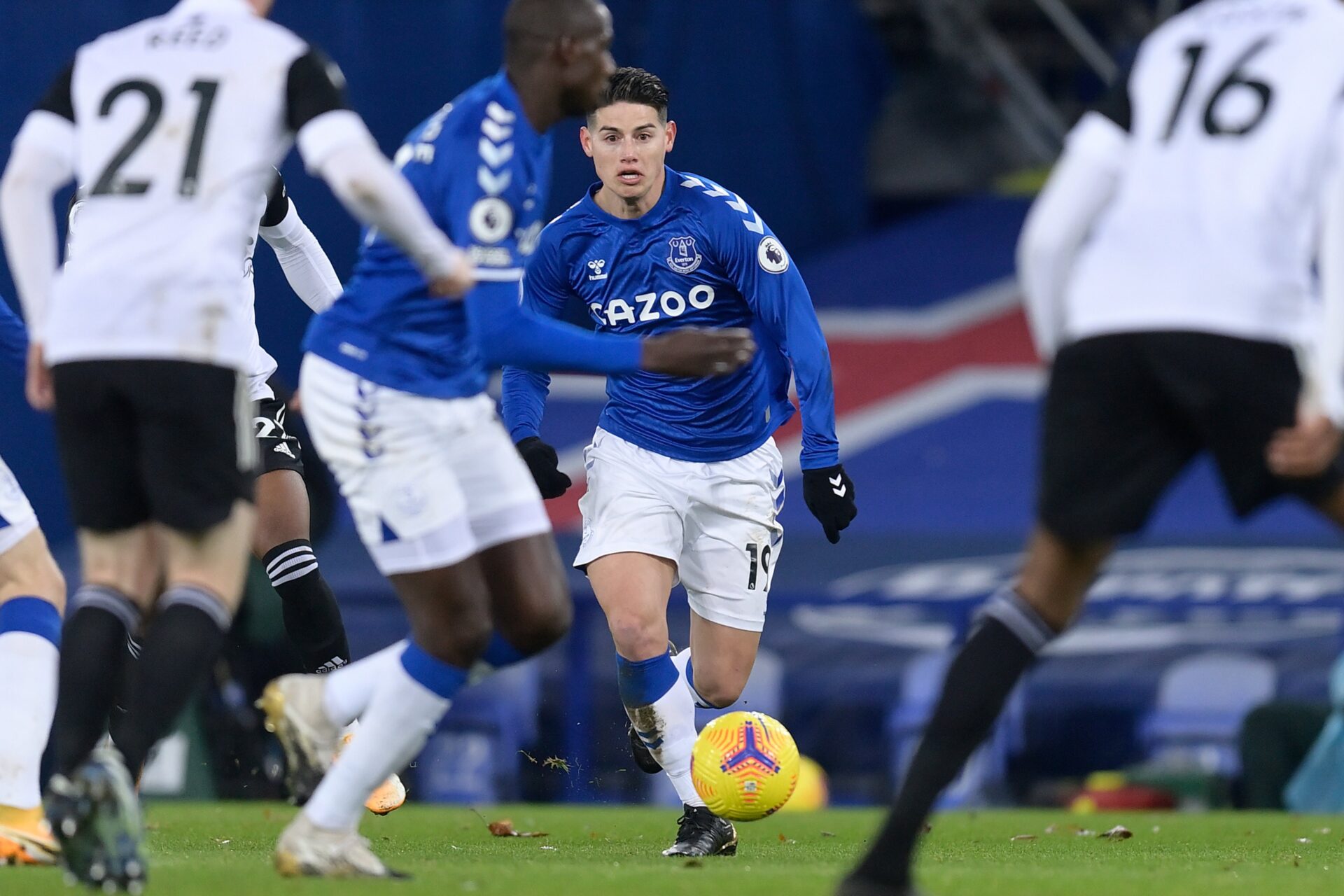 James salió lesionado en la derrota del Everton ante Fulham