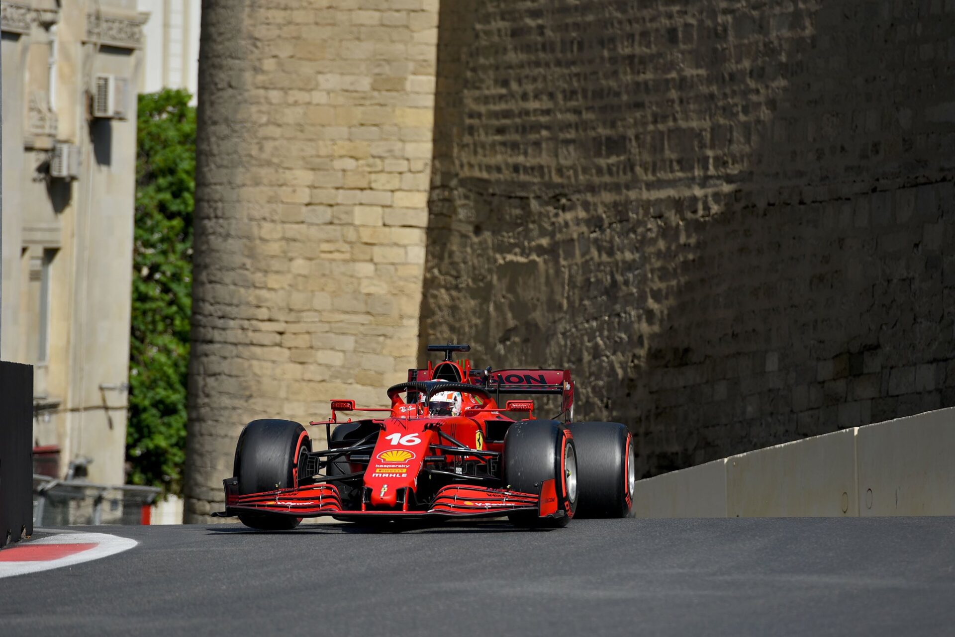 Leclerc vuelve a llevar a Ferrari a lo más alto