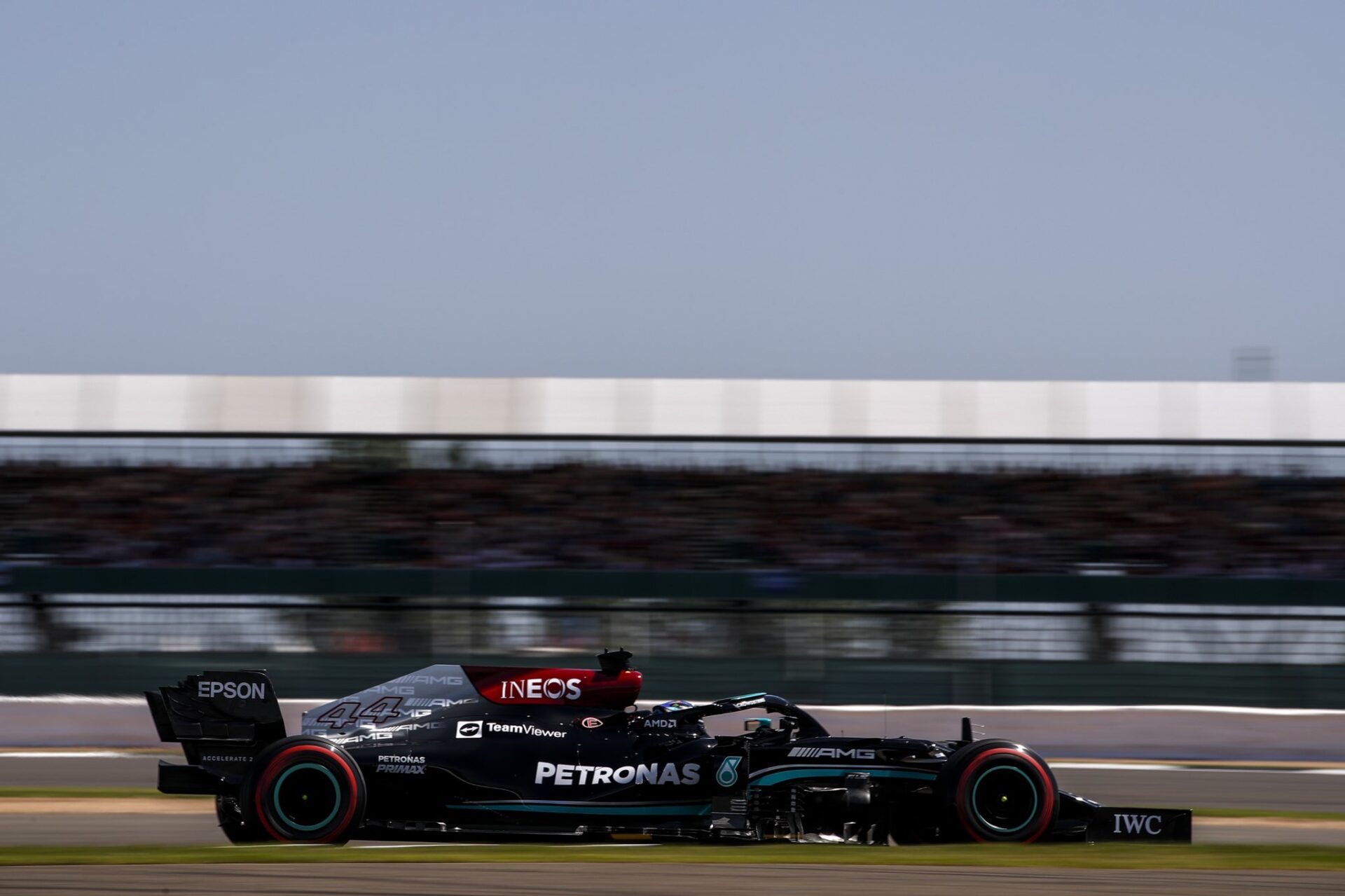 Polémico triunfo de Hamilton en Silverstone