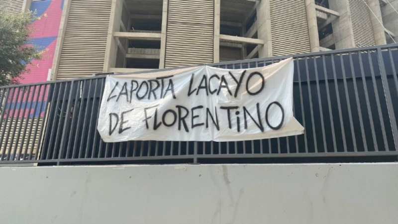 «El Barca no es tu negocio» las pancartas que le reclaman a Laporta por Messi