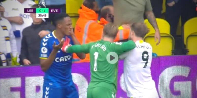 Yerry Mina y la pelea contra un jugador del Leeds