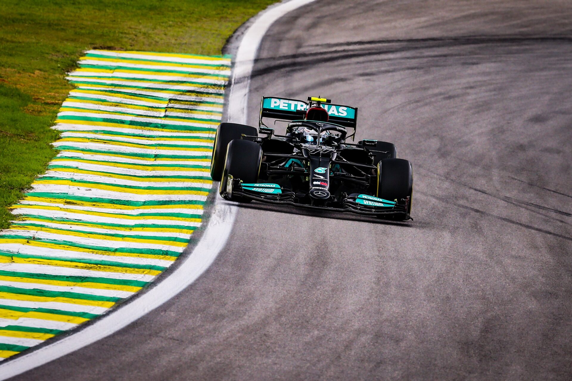 Espectáculo de Hamilton y victoria de Bottas en sprint race de Brasil