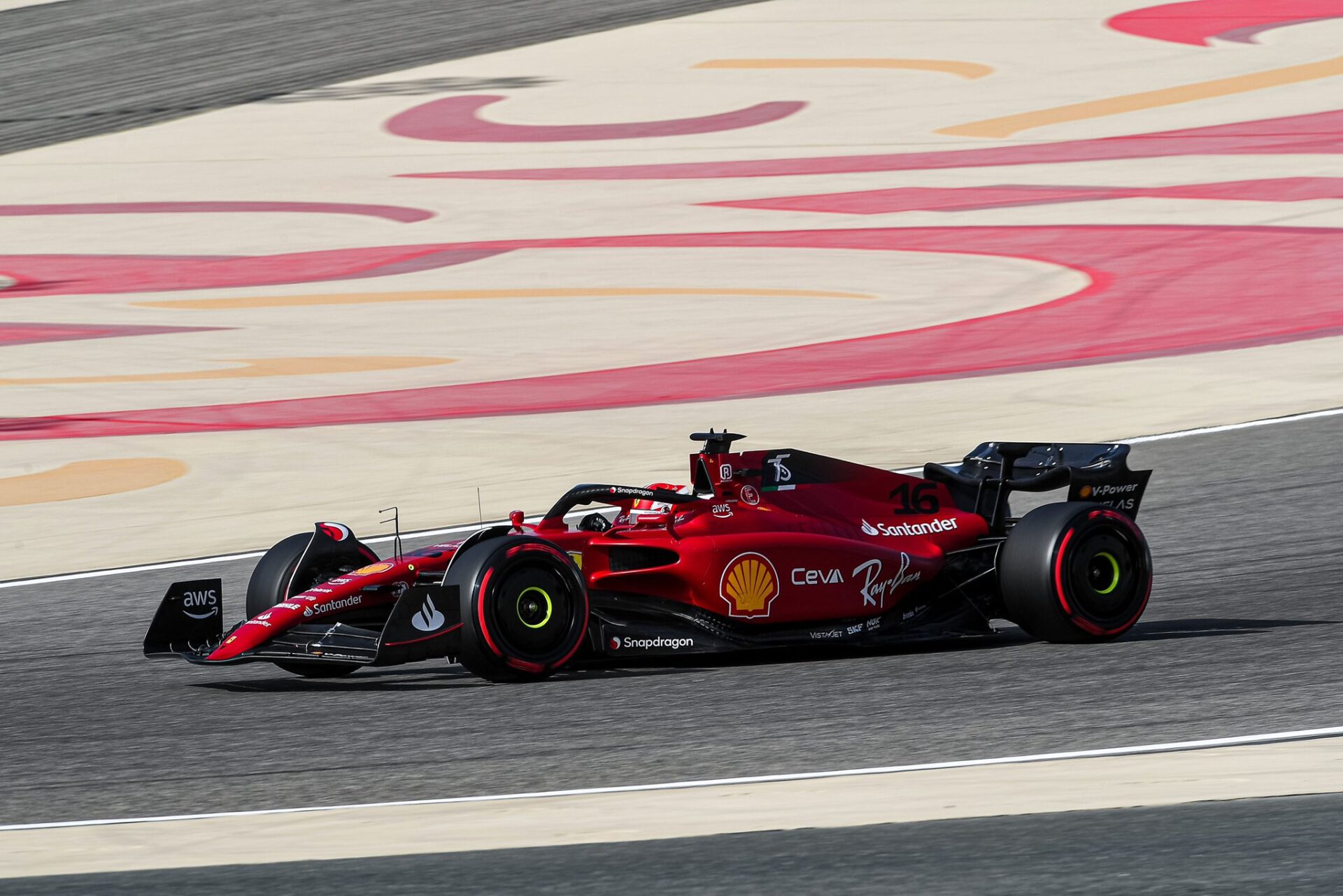 Ferrari 2022 ilusiona, Leclerc logra la Pole en Bahréin