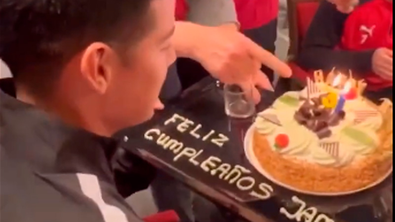 James terminó con el pastel de cumpleaños en la cara