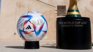 Balón y trofeo del Mundial