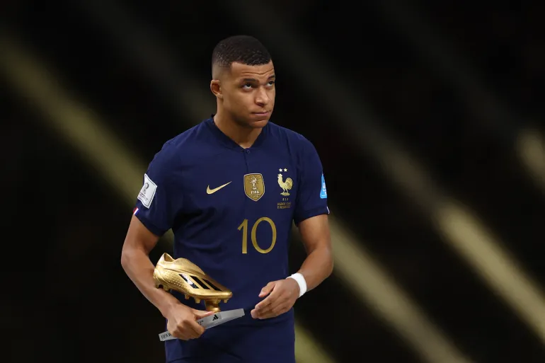 Mbappé recibe premio Botín de Oro en el Mundial