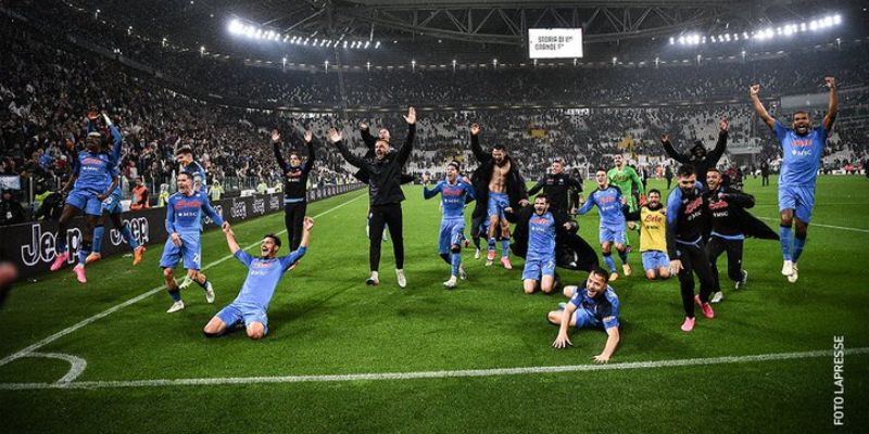 Napoli gana sobre el final a Juventus