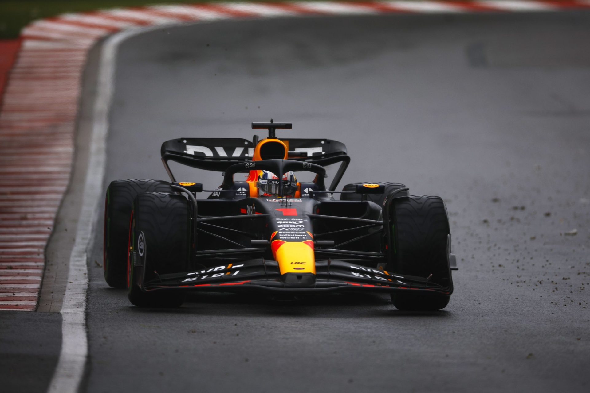 Verstappen domina la pole, bajo la lluvia canadiense