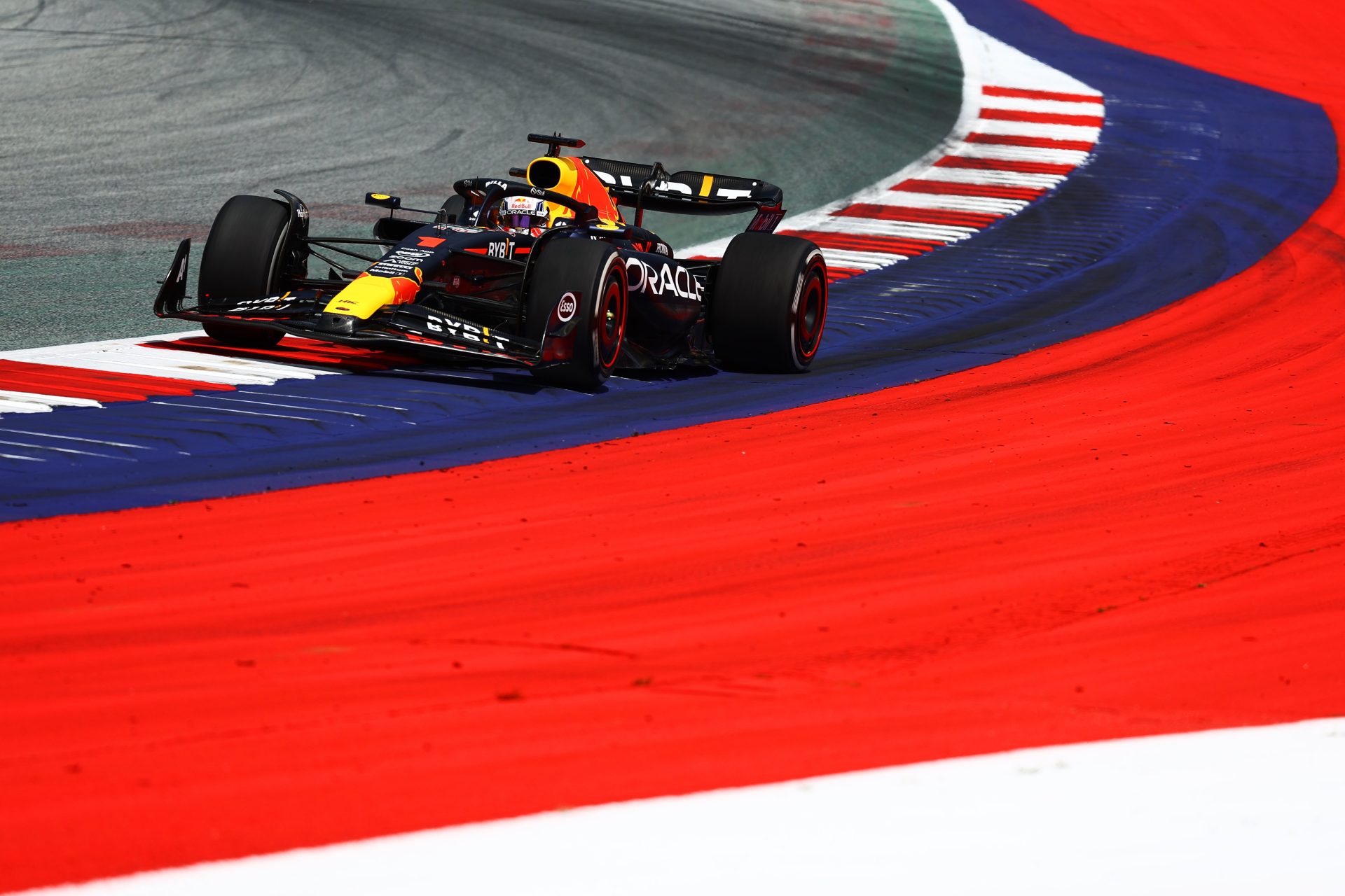 Verstappen gana con suficiencia en la casa de su escudería