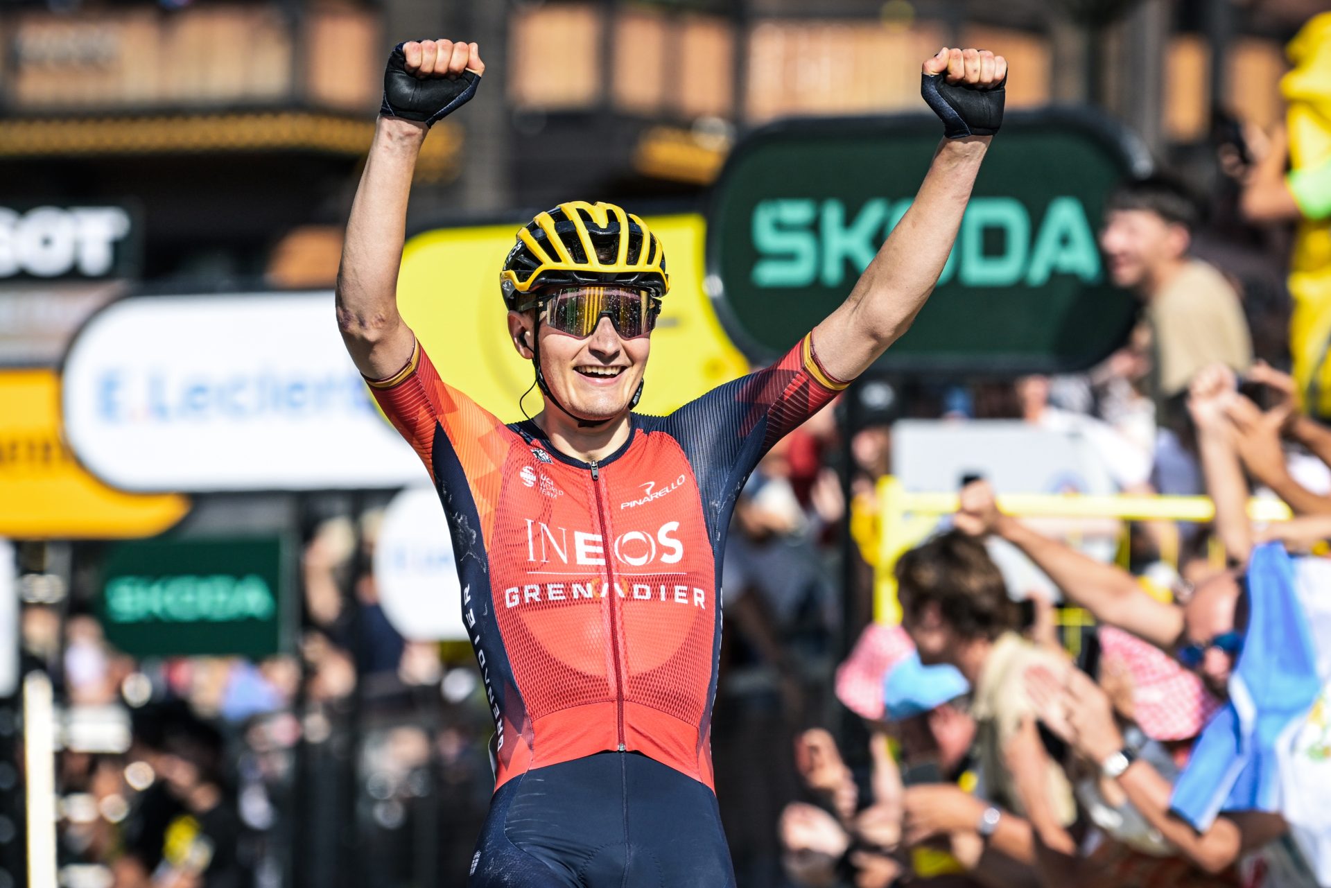 Carlos Rodríguez caza en río revuelto y vence a Pogacar y Vingegaard en meta