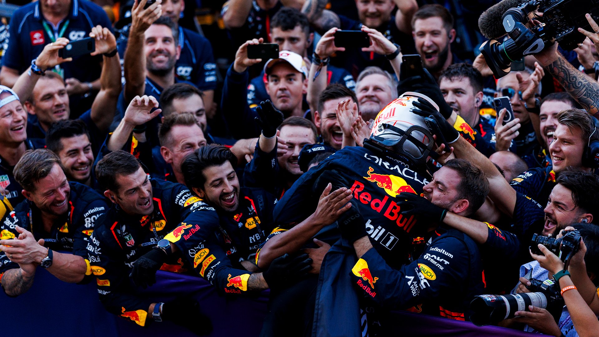 Verstappen gana en Japón y corona a Red Bull en campeonato de constructores