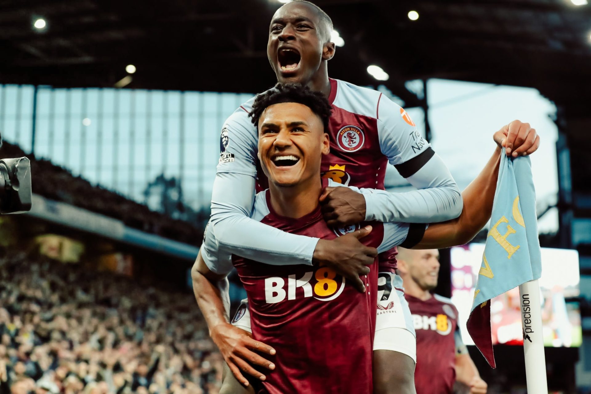 Aston Villa vence a West Ham y sueña con la Premier League