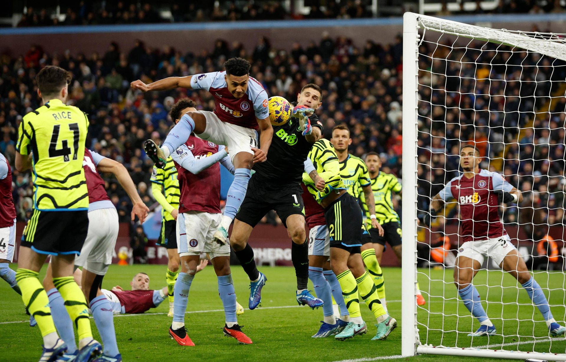 Aston Villa deja en firme su lucha por la Premier League