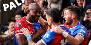 Daniel Muñoz celebra con Crystal Palace