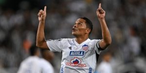 Carlos Bacca celebra nuevo gol