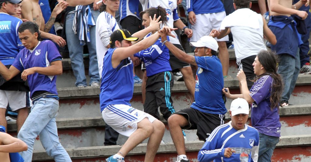 Pelea hinchas Millonarios