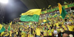 Hinchas de Bucaramanga en partido vs Santa Fe Final Ida