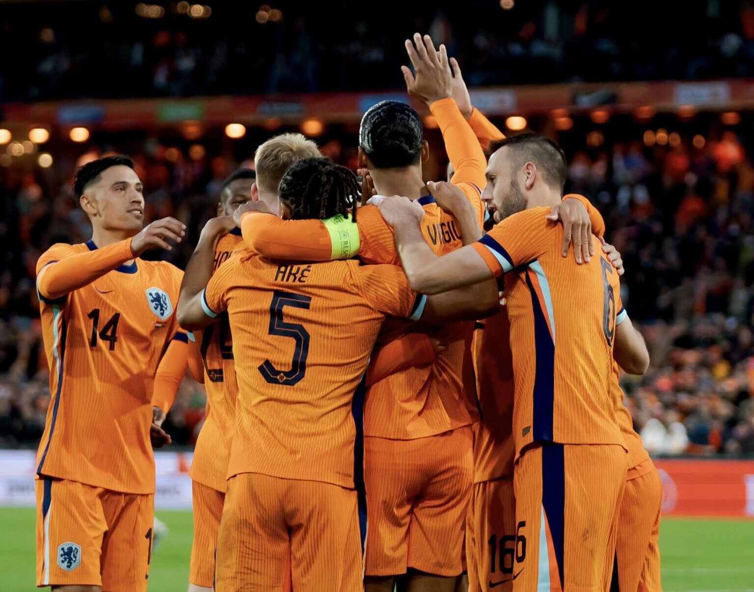 Países Bajos arrasa a Islandia y toma impulso para la Eurocopa