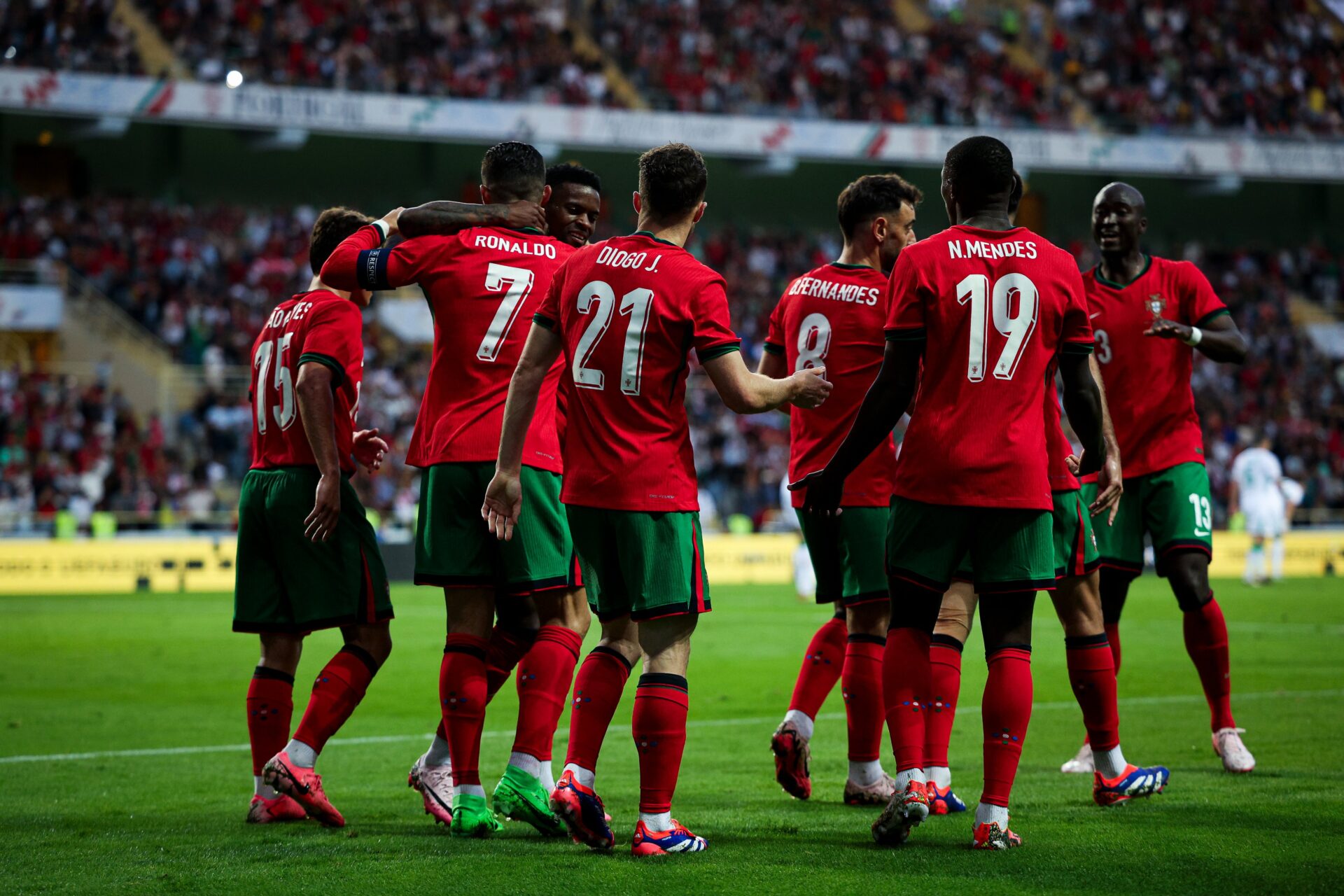 Doblete de Cristiano impulsa a Portugal a una victoria 3-0 sobre Irlanda