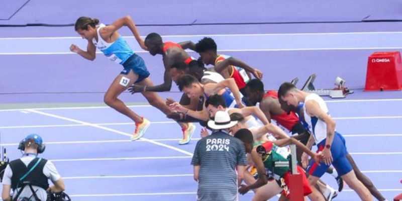 Camarógrafo por poco provoca un accidente en prueba de atletismo