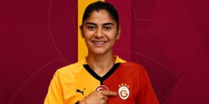 Catalina Usme con camiseta de Galatasaray