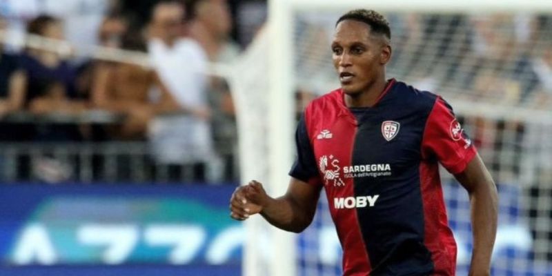 Yerry Mina con camiseta de Cagliari