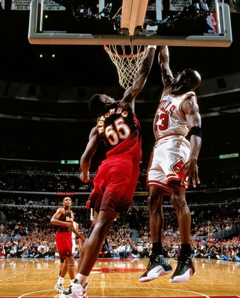 Michael Jordan volcada Dikembe Mutombo