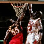 Michael Jordan volcada Dikembe Mutombo