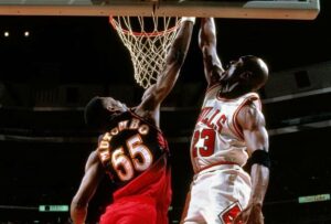 Michael Jordan volcada Dikembe Mutombo