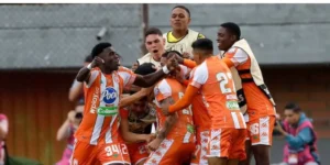 Envigado celebra su gol contra Deportivo Cali