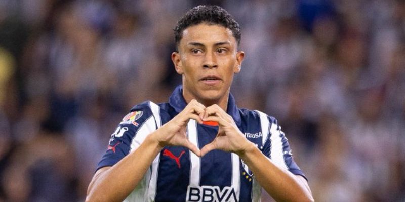 Johan Rojas celebra gol con Monterrey