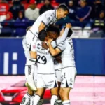 Diber Cambindo celebra un gol con Necaxa