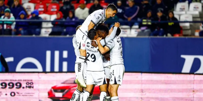 Diber Cambindo celebra un gol con Necaxa