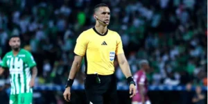 Carlos Ortega durante un partido del fútbol colombiano previo a la final entre Junior y Atlético Nacional.