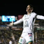 James celebra su segundo gol con León