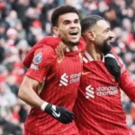 Luis Díaz celebra con Salah