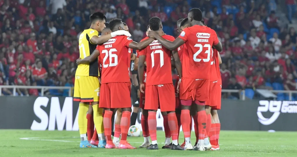 América vs Fortaleza abrazo equipo
