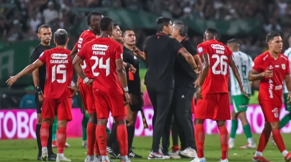 Nacional vs America Polilla Da Silva arbitro pelea