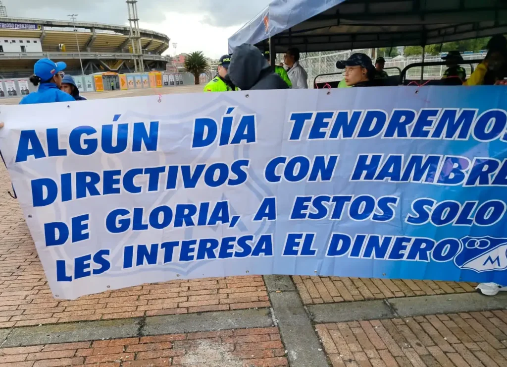 Pancartas protesta Millonarios