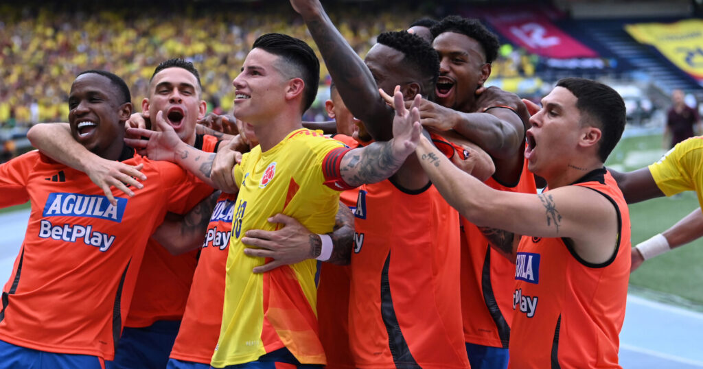Colombia James Rodríguez celebración Juanfer Quintero