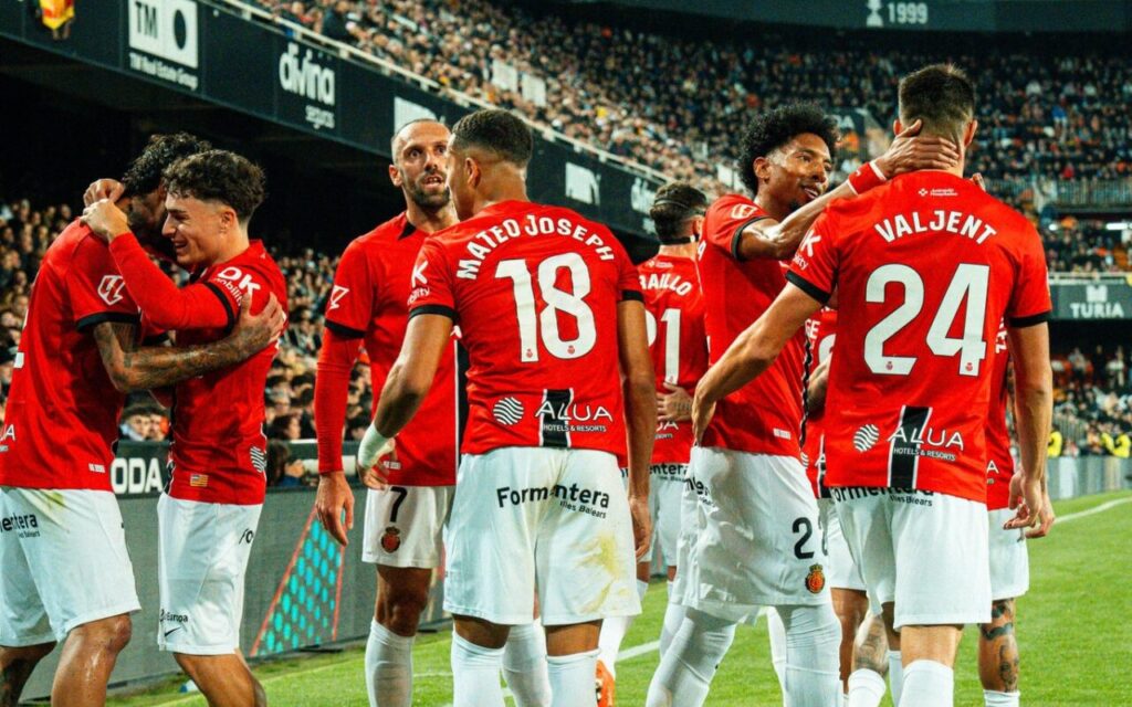 ohan Mojica abandona el campo acompañado por el cuerpo médico del Mallorca tras presentar molestias físicas en partido de LaLiga.