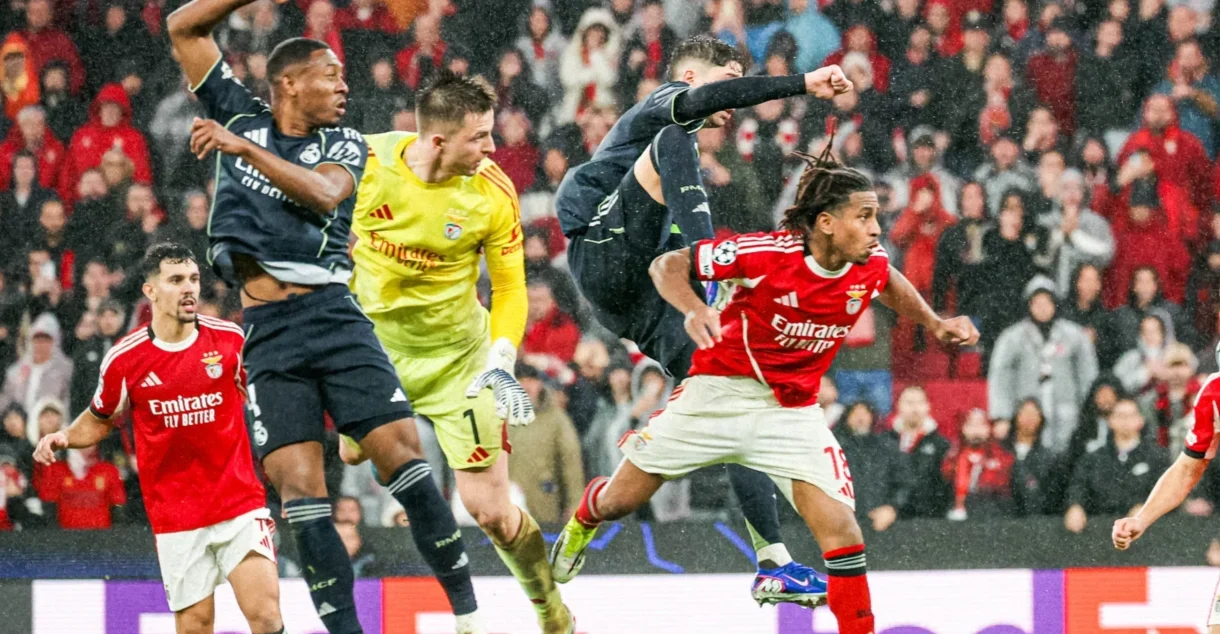 Benfica vs Real Madrid gol de cabeza arquero