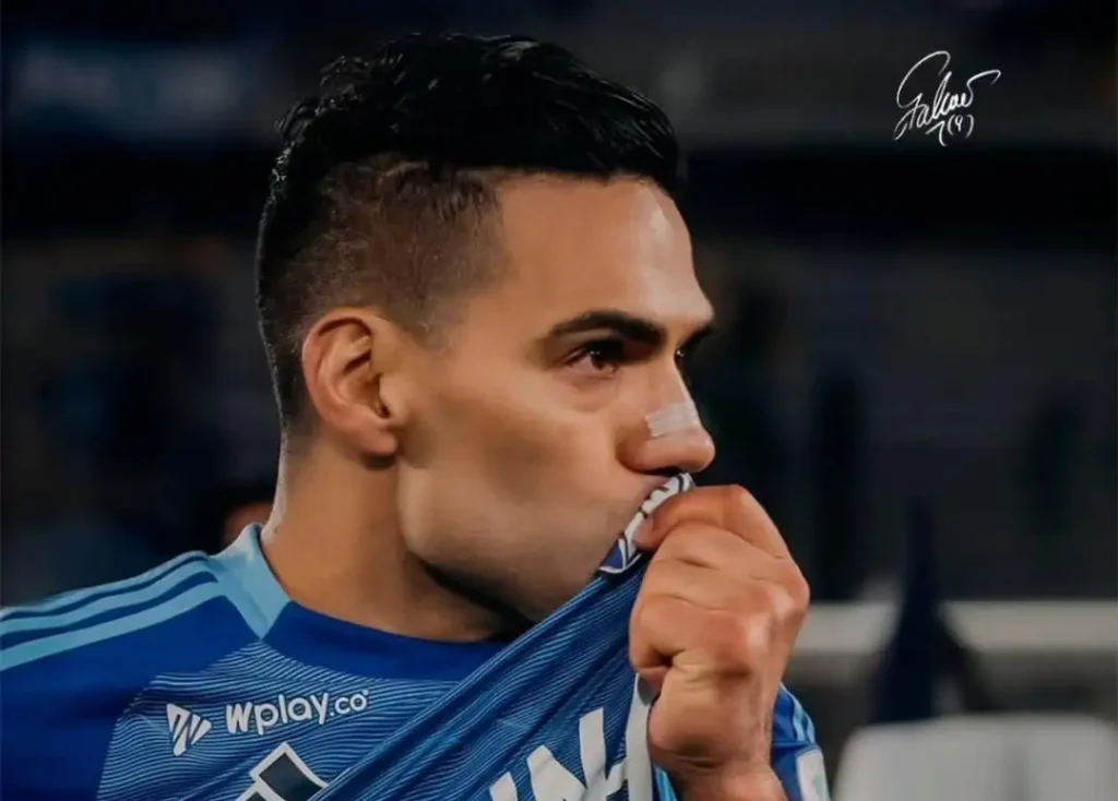 Falcao besa camiseta de Millonarios