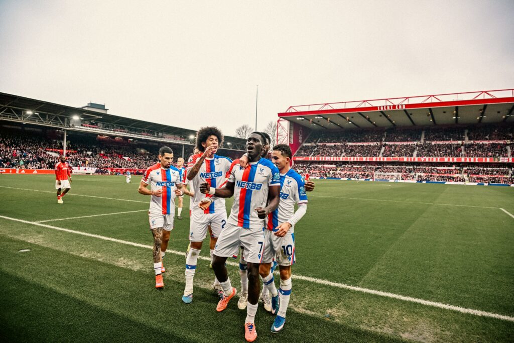 Daniel Muñoz y Jefferson Lerma celebran con Crystal Palace tras clasificar a la final de la Conference League.