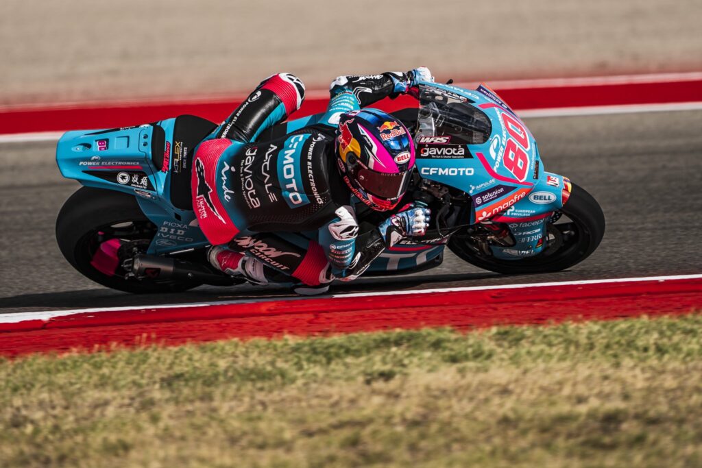 David Alonso en plena carrera del Moto2 en Jerez, avanzando posiciones entre varios pilotos en pista.