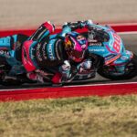 David Alonso en plena carrera del Moto2 en Jerez, avanzando posiciones entre varios pilotos en pista.