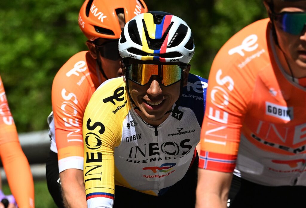 Egan Bernal durante una etapa del Giro de Italia 2026, compitiendo nuevamente entre los líderes de la carrera.