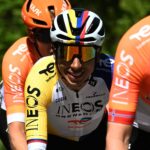 Egan Bernal durante una etapa del Giro de Italia 2026, compitiendo nuevamente entre los líderes de la carrera.